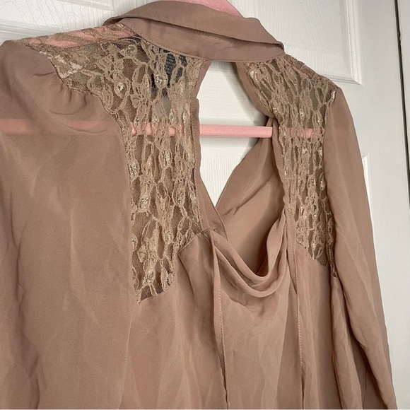 ⭐️(Large) Alexandra Bartlett nude collared button down blouse - Picture 4 of 5